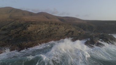 Okyanus gün batımında ihtişamını gösteriyor.