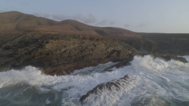Okyanus gün batımında ihtişamını gösteriyor.