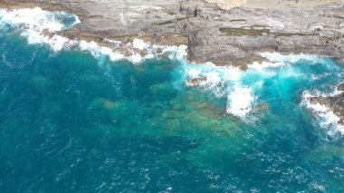 Okyanus gün batımında ihtişamını gösteriyor.