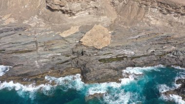 Okyanus gün batımında ihtişamını gösteriyor.