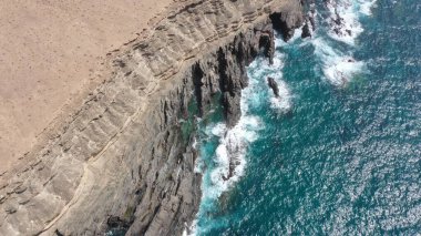 Okyanus gün batımında ihtişamını gösteriyor.