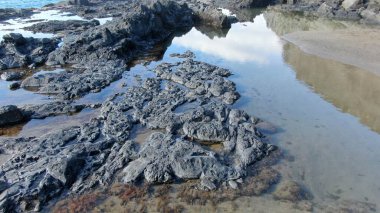 Okyanus gün batımında ihtişamını gösteriyor.
