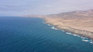 Okyanus gün batımında ihtişamını gösteriyor.