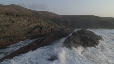 Okyanus gün batımında ihtişamını gösteriyor.