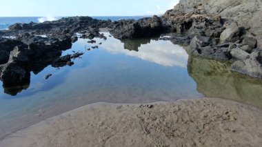 Okyanus gün batımında ihtişamını gösteriyor.