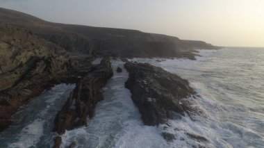 Okyanus gün batımında ihtişamını gösteriyor.