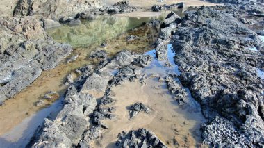 Okyanus gün batımında ihtişamını gösteriyor.