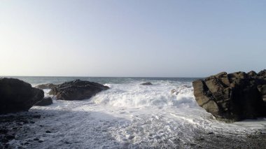 Okyanus gün batımında ihtişamını gösteriyor.