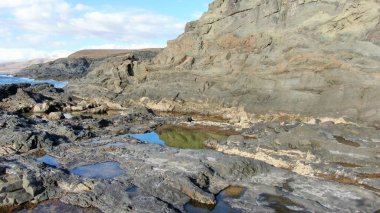 Okyanus gün batımında ihtişamını gösteriyor.