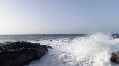Okyanus gün batımında ihtişamını gösteriyor.
