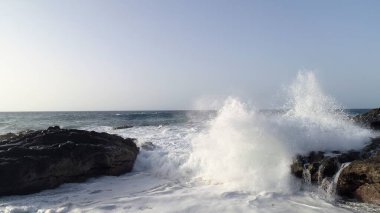 Okyanus gün batımında ihtişamını gösteriyor.