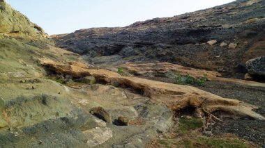 Güzel şekil ve renkleri olan çöl dağları