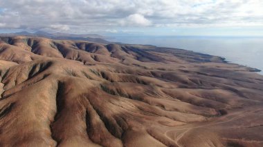 Güzel şekil ve renkleri olan çöl dağları