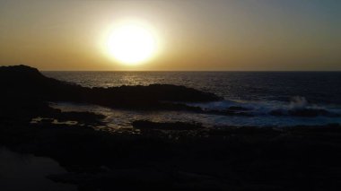 Okyanusun gücü dağların yanındaki kayalıklara çarpar.