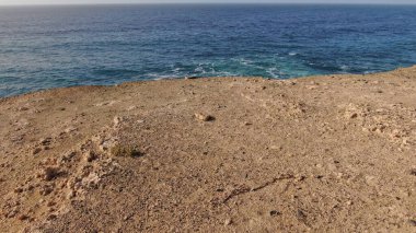 Okyanusun gücü dağların yanındaki kayalıklara çarpar.