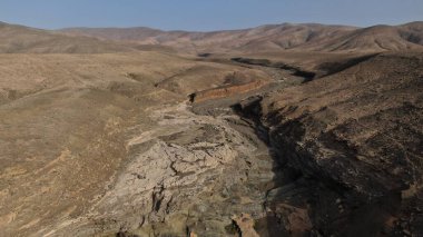 Okyanusun gücü dağların yanındaki kayalıklara çarpar.