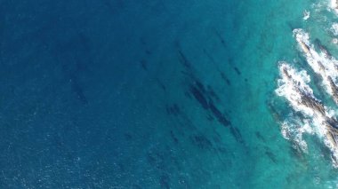 Okyanusun gücü dağların yanındaki kayalıklara çarpar.