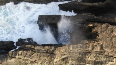 Okyanusun gücü dağların yanındaki kayalıklara çarpar.