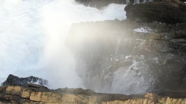 Kayalıklardan gün batımı denizin, dağların, ufkun ve Atlantik Okyanusunun gücünü düşünüyordu.