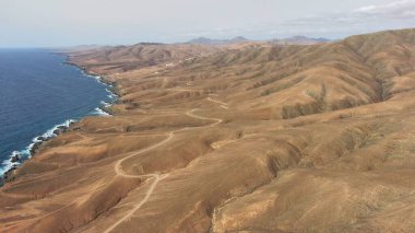 Kayalıklardan gün batımı denizin, dağların, ufkun ve Atlantik Okyanusunun gücünü düşünüyordu.