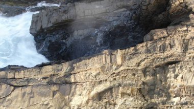 Kayalıklardan gün batımı denizin, dağların, ufkun ve Atlantik Okyanusunun gücünü düşünüyordu.