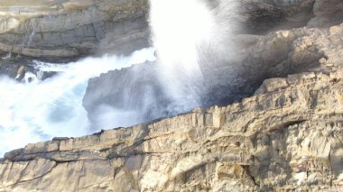 Kayalıklardan gün batımı denizin, dağların, ufkun ve Atlantik Okyanusunun gücünü düşünüyordu.