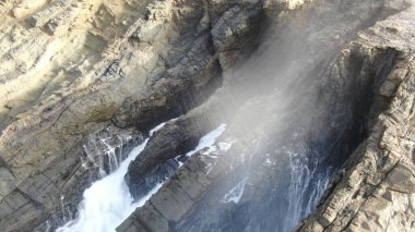 Kayalıklardan gün batımı denizin, dağların, ufkun ve Atlantik Okyanusunun gücünü düşünüyordu.