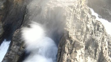 Kayalıklardan gün batımı denizin, dağların, ufkun ve Atlantik Okyanusunun gücünü düşünüyordu.