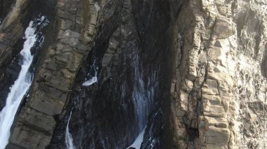 Kayalıklardan gün batımı denizin, dağların, ufkun ve Atlantik Okyanusunun gücünü düşünüyordu.