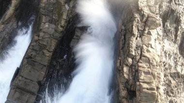 Kayalıklardan gün batımı denizin, dağların, ufkun ve Atlantik Okyanusunun gücünü düşünüyordu.