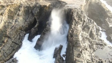 Kayalıklardan gün batımı denizin, dağların, ufkun ve Atlantik Okyanusunun gücünü düşünüyordu.