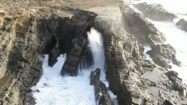 Kayalıklardan gün batımı denizin, dağların, ufkun ve Atlantik Okyanusunun gücünü düşünüyordu.