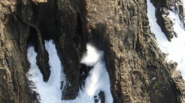 Kayalıklardan gün batımı denizin, dağların, ufkun ve Atlantik Okyanusunun gücünü düşünüyordu.