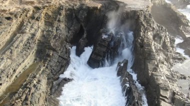 Kayalıklardan gün batımı denizin, dağların, ufkun ve Atlantik Okyanusunun gücünü düşünüyordu.