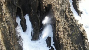 Kayalıklardan gün batımı denizin, dağların, ufkun ve Atlantik Okyanusunun gücünü düşünüyordu.