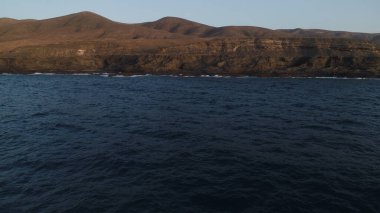 Kayalıklardan gün batımı denizin, dağların, ufkun ve Atlantik Okyanusunun gücünü düşünüyordu.