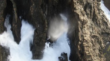 Kayalıklardan gün batımı denizin, dağların, ufkun ve Atlantik Okyanusunun gücünü düşünüyordu.