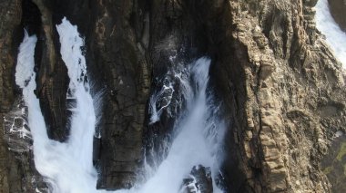 Kayalıklardan gün batımı denizin, dağların, ufkun ve Atlantik Okyanusunun gücünü düşünüyordu.