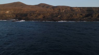 Kayalıklardan gün batımı denizin, dağların, ufkun ve Atlantik Okyanusunun gücünü düşünüyordu.