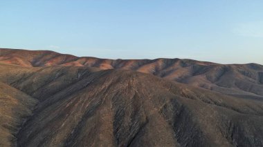 Kayalıklardan gün batımı denizin, dağların, ufkun ve Atlantik Okyanusunun gücünü düşünüyordu.