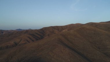 Kayalıklardan gün batımı denizin, dağların, ufkun ve Atlantik Okyanusunun gücünü düşünüyordu.