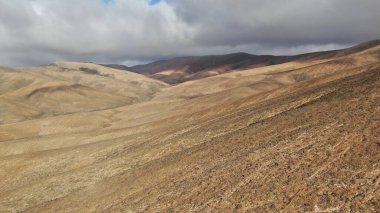 Kayalıklardan gün batımı denizin, dağların, ufkun ve Atlantik Okyanusunun gücünü düşünüyordu.