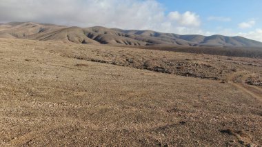 Kayalıklardan gün batımı denizin, dağların, ufkun ve Atlantik Okyanusunun gücünü düşünüyordu.