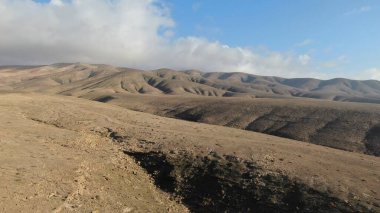 Kayalıklardan gün batımı denizin, dağların, ufkun ve Atlantik Okyanusunun gücünü düşünüyordu.