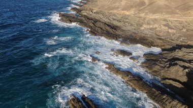 Kayalıklardan gün batımı denizin, dağların, ufkun ve Atlantik Okyanusunun gücünü düşünüyordu.