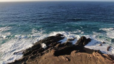 Kayalıklardan gün batımı denizin, dağların, ufkun ve Atlantik Okyanusunun gücünü düşünüyordu.