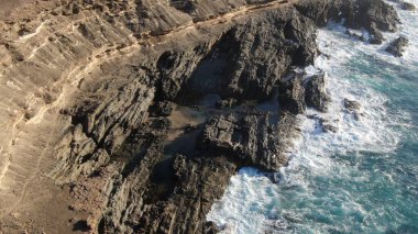 Kayalıklardan gün batımı denizin, dağların, ufkun ve Atlantik Okyanusunun gücünü düşünüyordu.