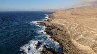 Kayalıklardan gün batımı denizin, dağların, ufkun ve Atlantik Okyanusunun gücünü düşünüyordu.