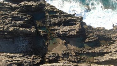 Kayalıklardan gün batımı denizin, dağların, ufkun ve Atlantik Okyanusunun gücünü düşünüyordu.