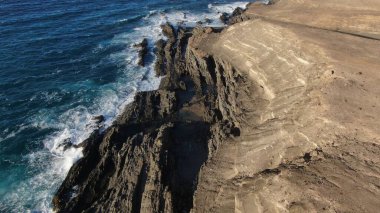 Kayalıklardan gün batımı denizin, dağların, ufkun ve Atlantik Okyanusunun gücünü düşünüyordu.